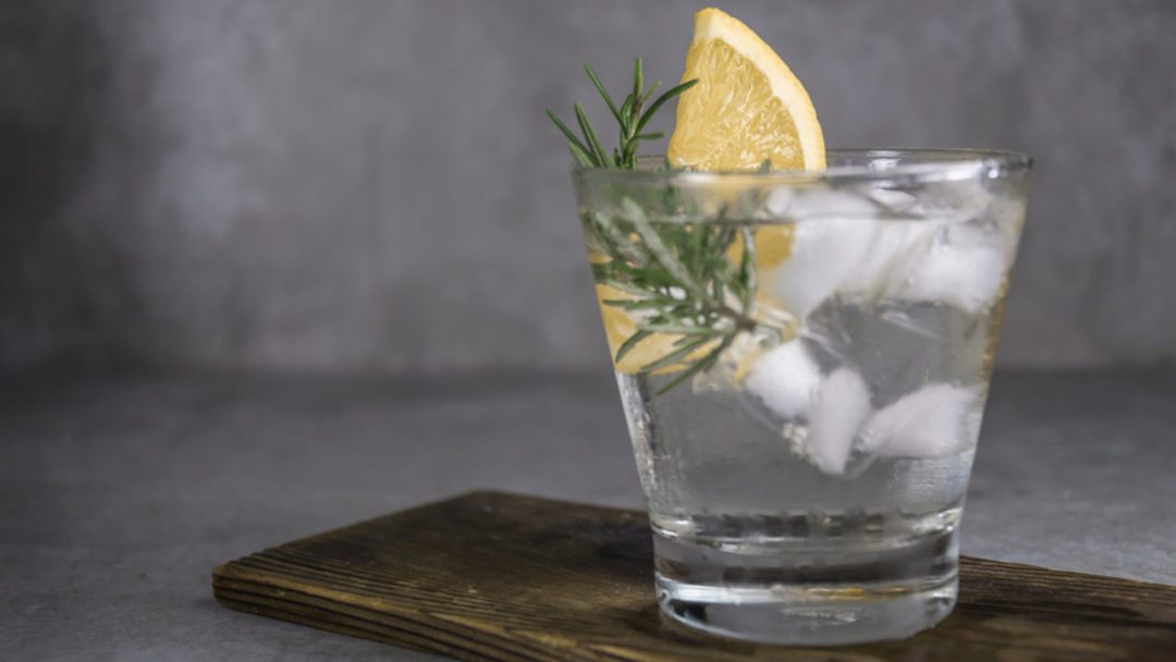 Alcoholic,Drink,Gin,Tonic,Cocktail,With,Lemon,,Rosemary,And,Ice
